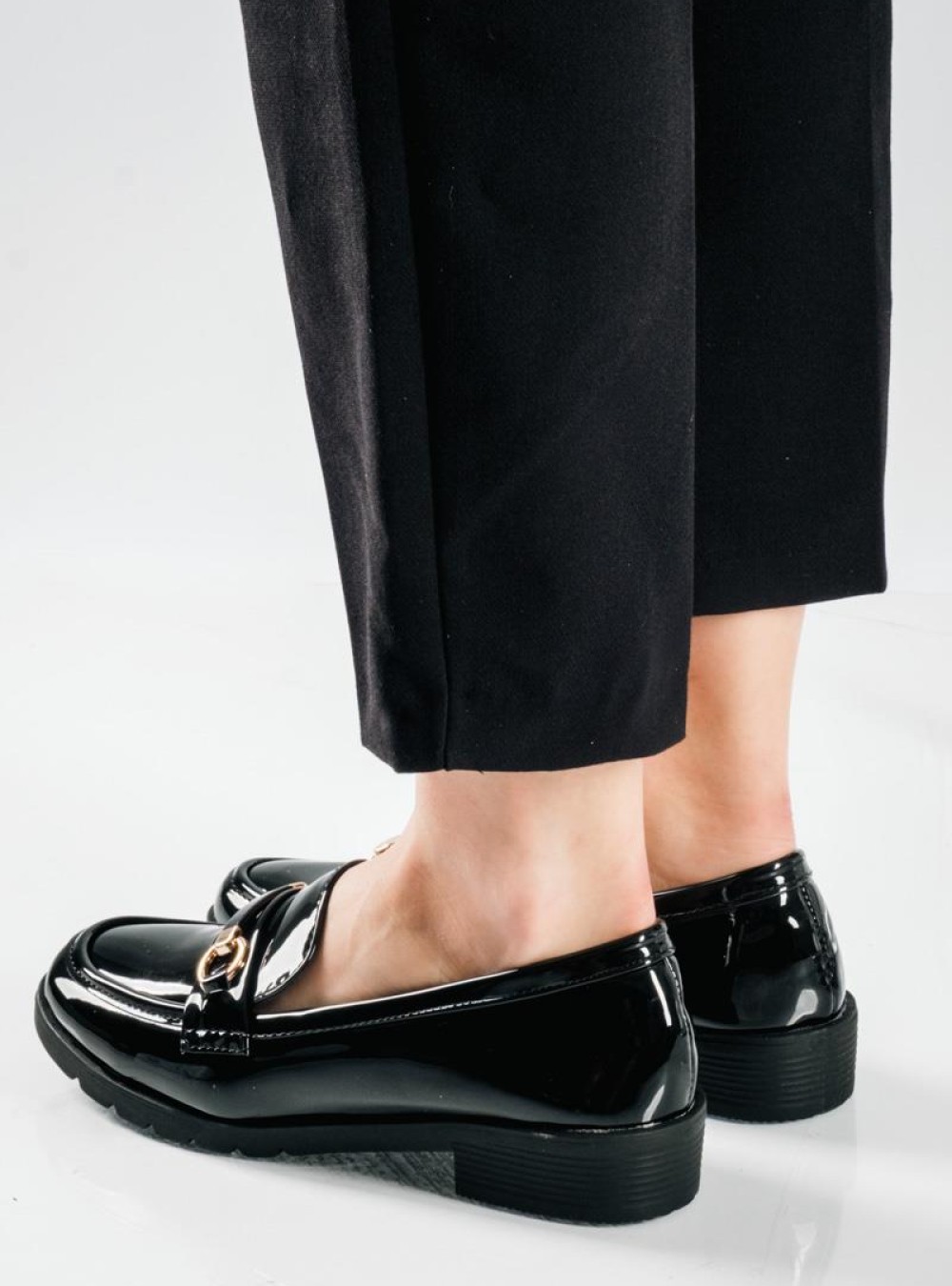Λουστρίνι Loafers με glossy φινίρισμα και διακριτική χρυσή αγκράφα ΜΑΥΡΟ Λουστρίνι Loafers με glossy φινίρισμα και διακριτική χρυσή αγκράφα ΜΑΥΡΟ
