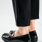 Λουστρίνι Loafers με glossy φινίρισμα και διακριτική χρυσή αγκράφα ΜΑΥΡΟ Λουστρίνι Loafers με glossy φινίρισμα και διακριτική χρυσή αγκράφα ΜΑΥΡΟ