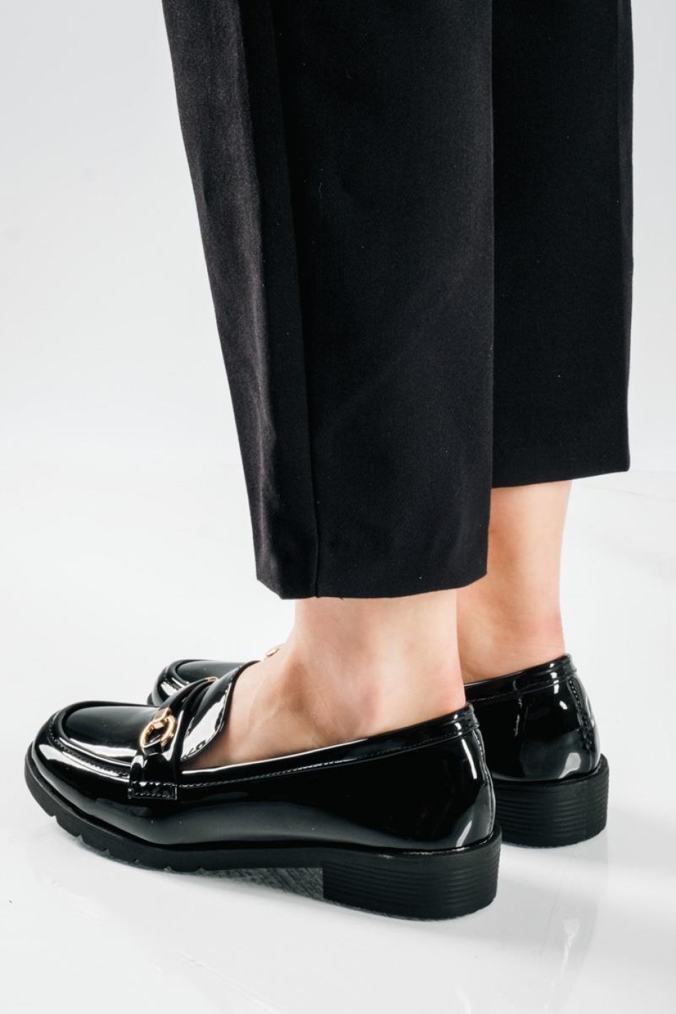 Λουστρίνι Loafers με glossy φινίρισμα και διακριτική χρυσή αγκράφα ΜΑΥΡΟ Λουστρίνι Loafers με glossy φινίρισμα και διακριτική χρυσή αγκράφα ΜΑΥΡΟ
