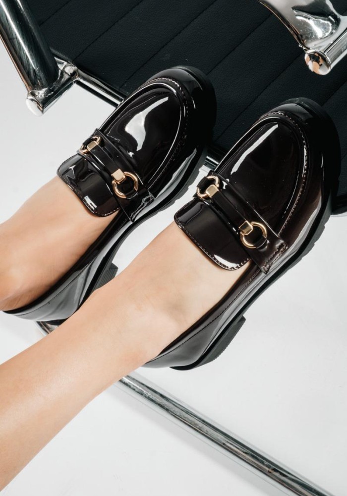 Λουστρίνι Loafers με glossy φινίρισμα και διακριτική χρυσή αγκράφα ΚΑΦΕ