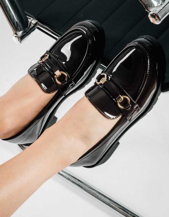 Λουστρίνι Loafers με glossy φινίρισμα και διακριτική χρυσή αγκράφα ΚΑΦΕ
