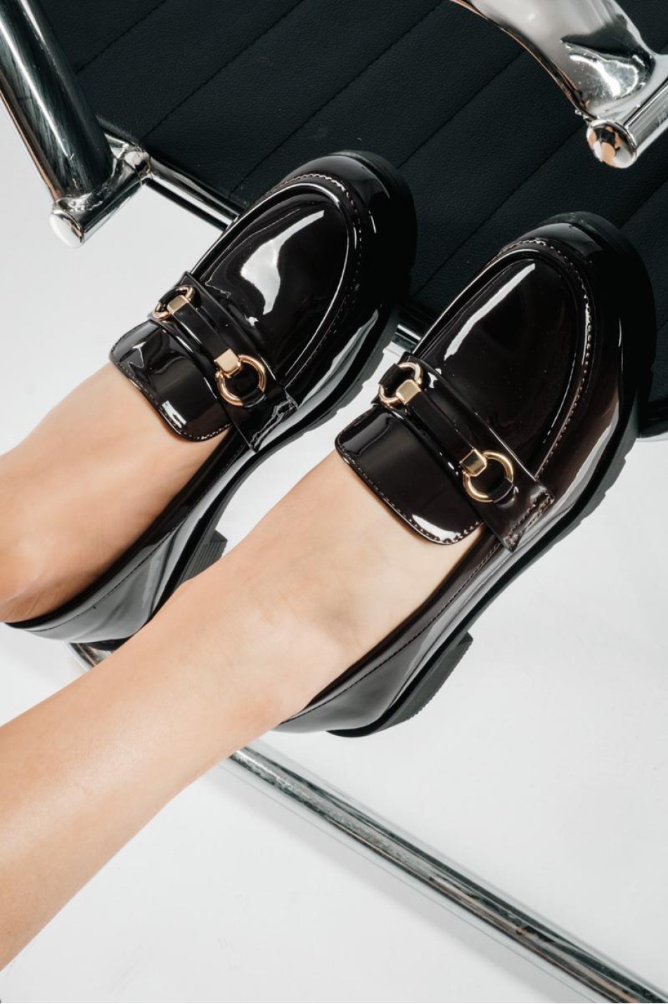Λουστρίνι Loafers με glossy φινίρισμα και διακριτική χρυσή αγκράφα ΚΑΦΕ