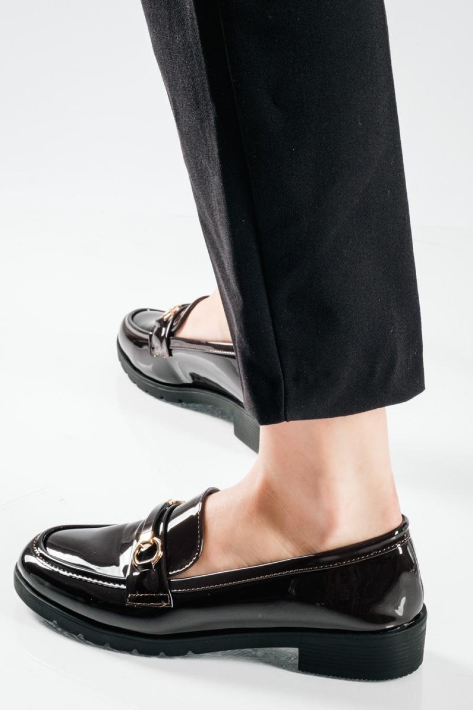 Λουστρίνι Loafers με glossy φινίρισμα και διακριτική χρυσή αγκράφα ΚΑΦΕ Λουστρίνι Loafers με glossy φινίρισμα και διακριτική χρυσή αγκράφα ΚΑΦΕ