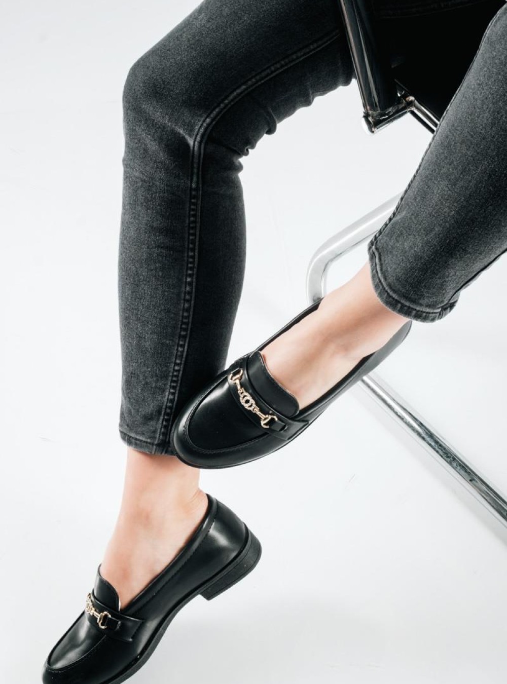 Loafers με διακοσμητική λεπτομέρεια από χρυσή αλυσίδα ΜΑΥΡΟ Loafers με διακοσμητική λεπτομέρεια από χρυσή αλυσίδα ΜΑΥΡΟ