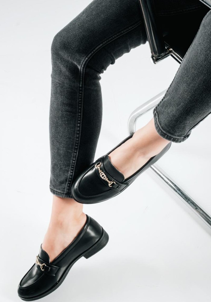 Loafers με διακοσμητική λεπτομέρεια από χρυσή αλυσίδα ΜΑΥΡΟ