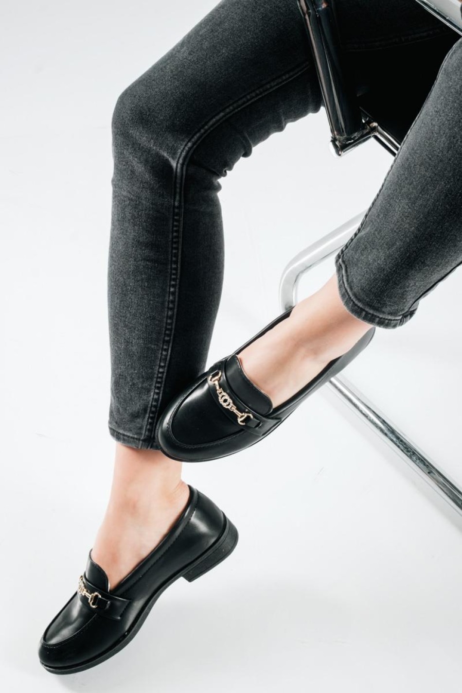 Loafers με διακοσμητική λεπτομέρεια από χρυσή αλυσίδα ΜΑΥΡΟ
