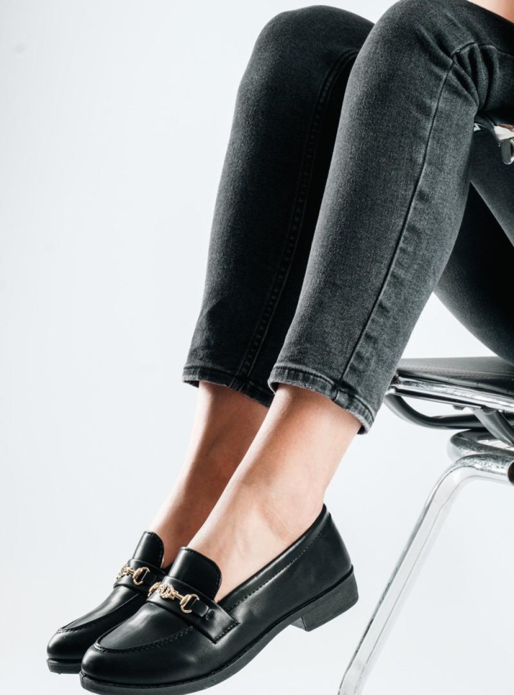 Loafers με διακοσμητική λεπτομέρεια από χρυσή αλυσίδα ΜΑΥΡΟ Loafers με διακοσμητική λεπτομέρεια από χρυσή αλυσίδα ΜΑΥΡΟ