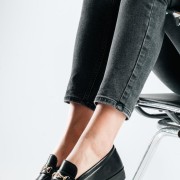 Loafers με διακοσμητική λεπτομέρεια από χρυσή αλυσίδα ΜΑΥΡΟ Loafers με διακοσμητική λεπτομέρεια από χρυσή αλυσίδα ΜΑΥΡΟ