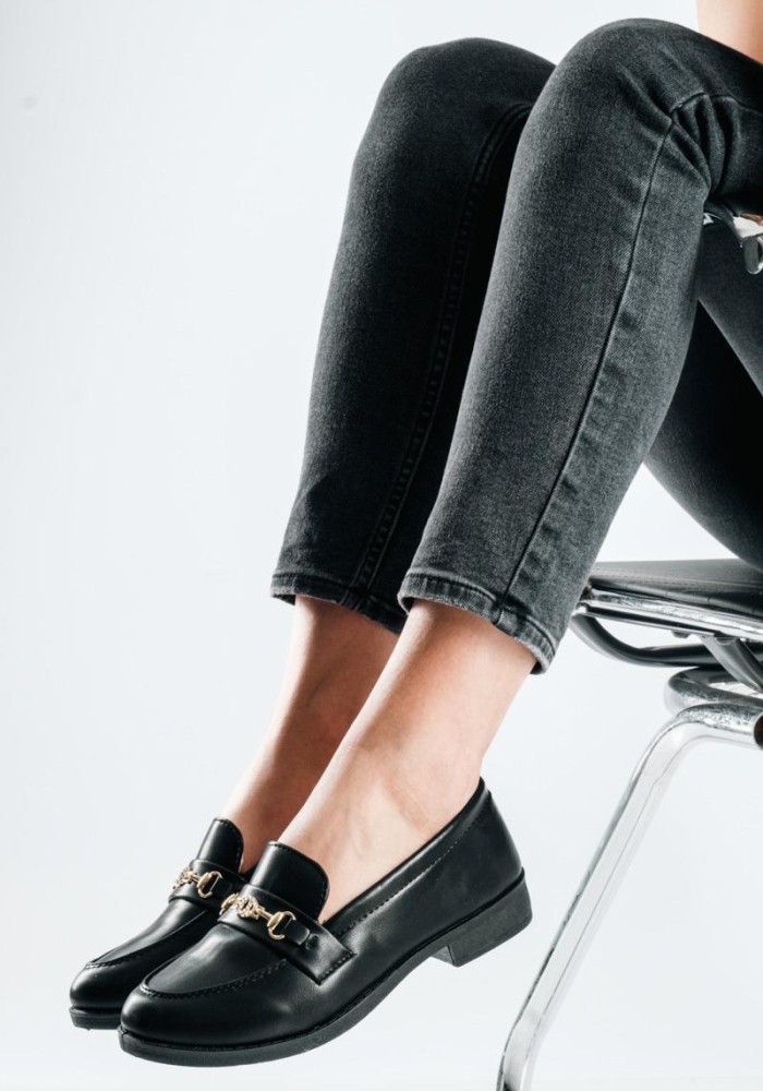 Loafers με διακοσμητική λεπτομέρεια από χρυσή αλυσίδα ΜΑΥΡΟ