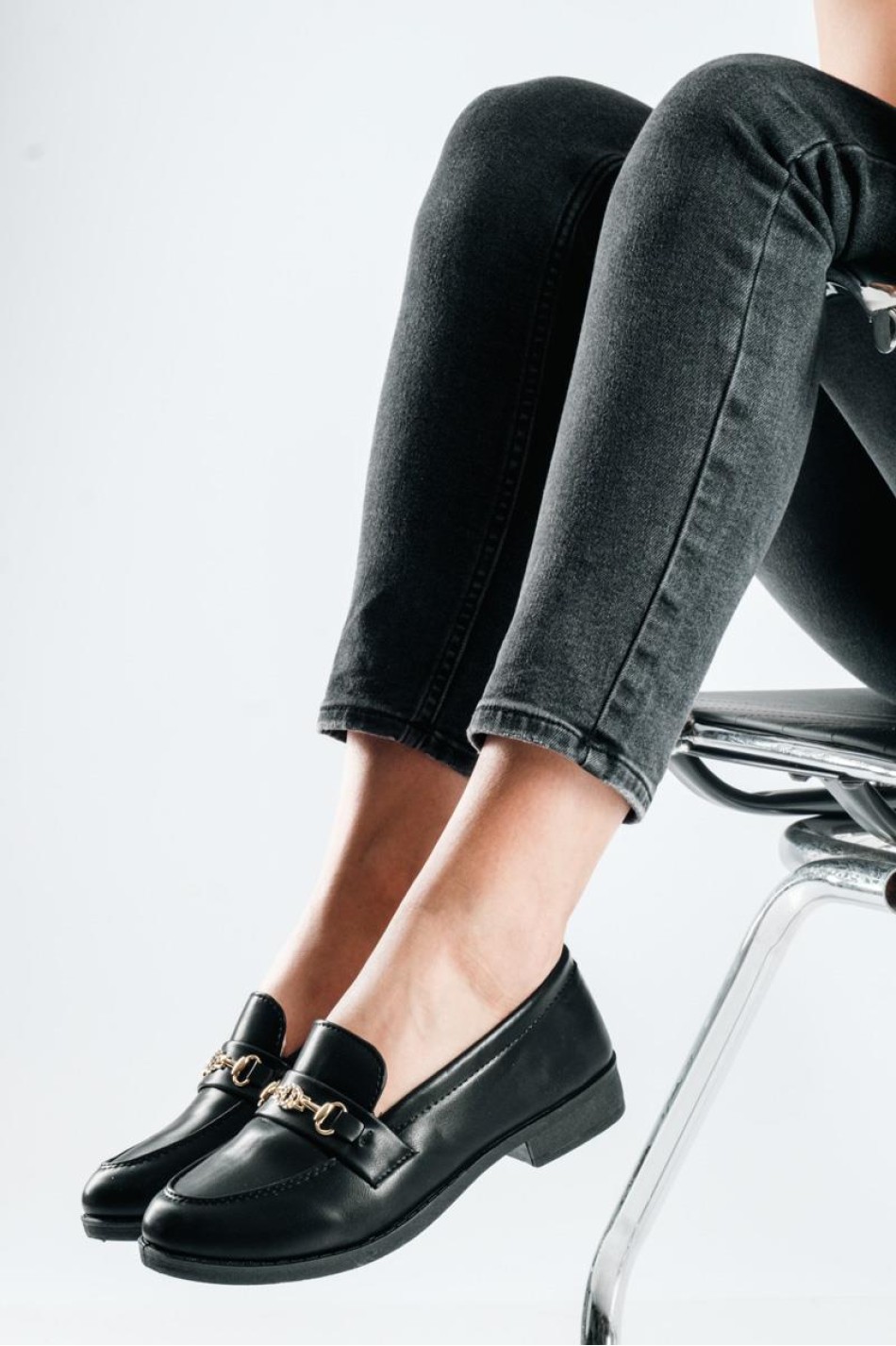 Loafers με διακοσμητική λεπτομέρεια από χρυσή αλυσίδα ΜΑΥΡΟ