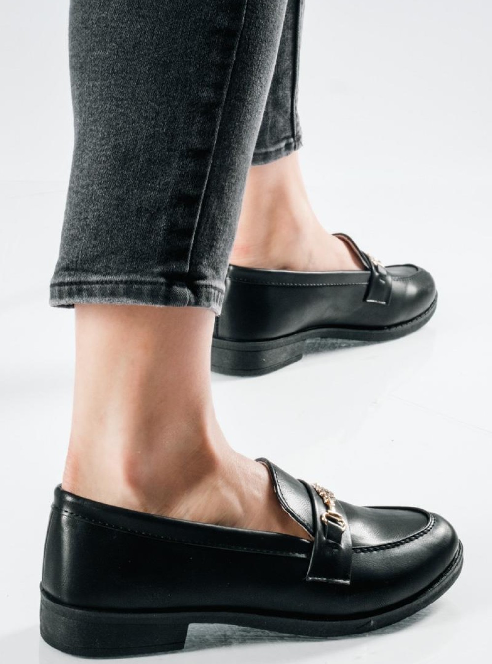 Loafers με διακοσμητική λεπτομέρεια από χρυσή αλυσίδα ΜΑΥΡΟ Loafers με διακοσμητική λεπτομέρεια από χρυσή αλυσίδα ΜΑΥΡΟ