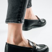 Loafers με διακοσμητική λεπτομέρεια από χρυσή αλυσίδα ΜΑΥΡΟ Loafers με διακοσμητική λεπτομέρεια από χρυσή αλυσίδα ΜΑΥΡΟ