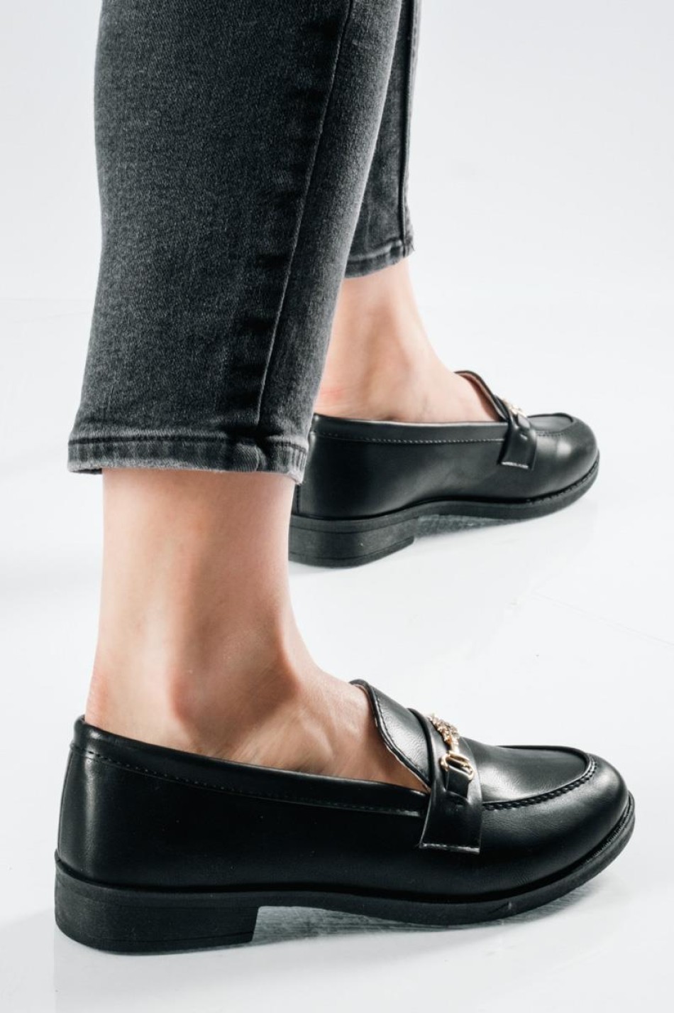 Loafers με διακοσμητική λεπτομέρεια από χρυσή αλυσίδα ΜΑΥΡΟ Loafers με διακοσμητική λεπτομέρεια από χρυσή αλυσίδα ΜΑΥΡΟ