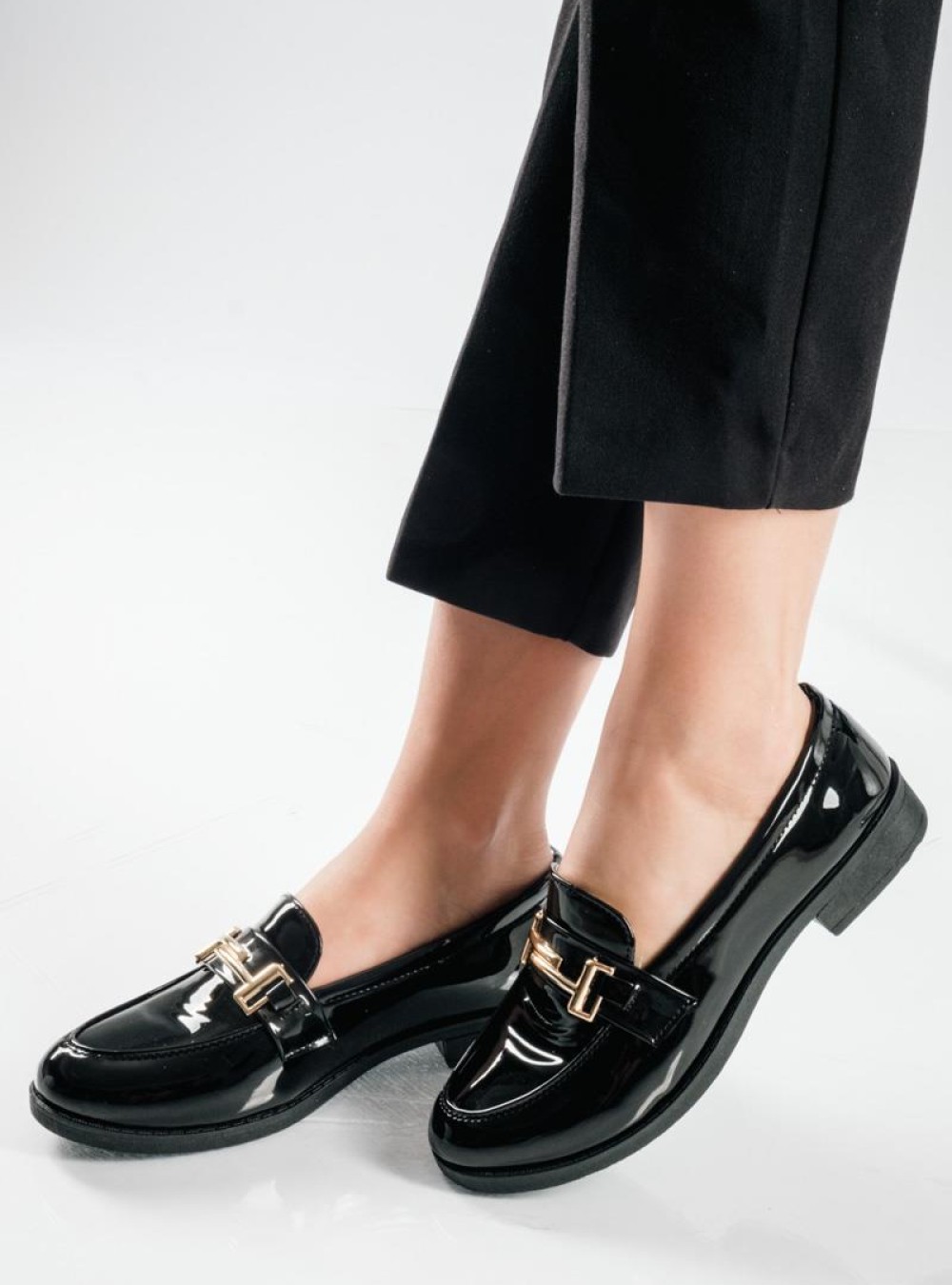Στυλάτα loafers από λουστρίνι, με λεπτομέρεια χρυσής μεταλλικής αγκράφας ΜΑΥΡΟ Στυλάτα loafers από λουστρίνι, με λεπτομέρεια χρυσής μεταλλικής αγκράφας ΜΑΥΡΟ