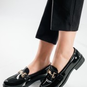 Στυλάτα loafers από λουστρίνι, με λεπτομέρεια χρυσής μεταλλικής αγκράφας ΜΑΥΡΟ Στυλάτα loafers από λουστρίνι, με λεπτομέρεια χρυσής μεταλλικής αγκράφας ΜΑΥΡΟ