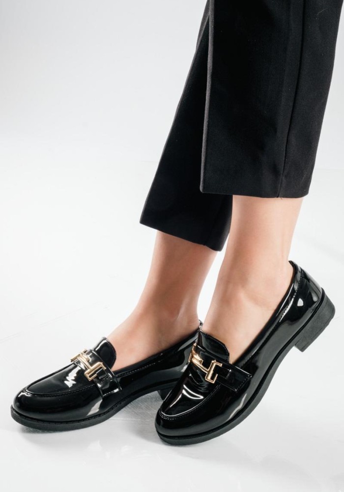 Στυλάτα loafers από λουστρίνι, με λεπτομέρεια χρυσής μεταλλικής αγκράφας ΜΑΥΡΟ