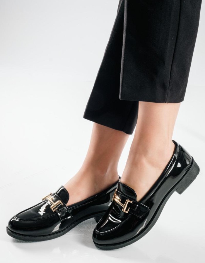 Στυλάτα loafers από λουστρίνι, με λεπτομέρεια χρυσής μεταλλικής αγκράφας ΜΑΥΡΟ