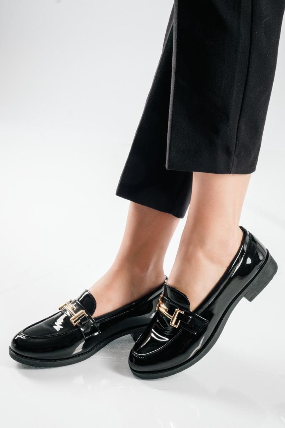 Στυλάτα loafers από λουστρίνι, με λεπτομέρεια χρυσής μεταλλικής αγκράφας ΜΑΥΡΟ Στυλάτα loafers από λουστρίνι, με λεπτομέρεια χρυσής μεταλλικής αγκράφας ΜΑΥΡΟ