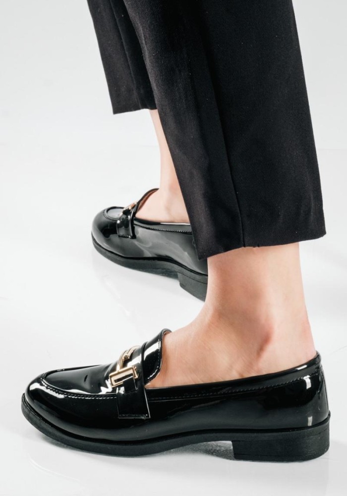 Στυλάτα loafers από λουστρίνι, με λεπτομέρεια χρυσής μεταλλικής αγκράφας ΜΑΥΡΟ