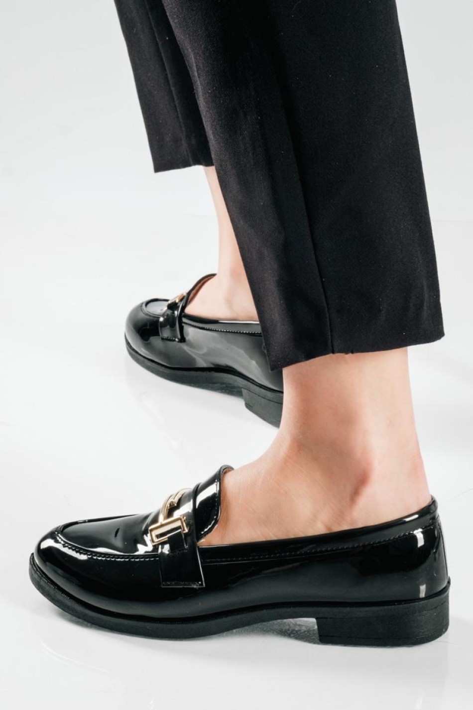Στυλάτα loafers από λουστρίνι, με λεπτομέρεια χρυσής μεταλλικής αγκράφας ΜΑΥΡΟ Στυλάτα loafers από λουστρίνι, με λεπτομέρεια χρυσής μεταλλικής αγκράφας ΜΑΥΡΟ