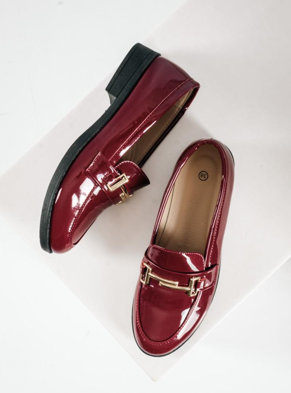 Στυλάτα loafers από λουστρίνι, με λεπτομέρεια χρυσής μεταλλικής αγκράφας ΜΠΟΡΝΤΩ Στυλάτα loafers από λουστρίνι, με λεπτομέρεια χρυσής μεταλλικής αγκράφας ΜΠΟΡΝΤΩ