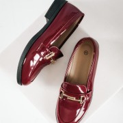 Στυλάτα loafers από λουστρίνι, με λεπτομέρεια χρυσής μεταλλικής αγκράφας ΜΠΟΡΝΤΩ Στυλάτα loafers από λουστρίνι, με λεπτομέρεια χρυσής μεταλλικής αγκράφας ΜΠΟΡΝΤΩ