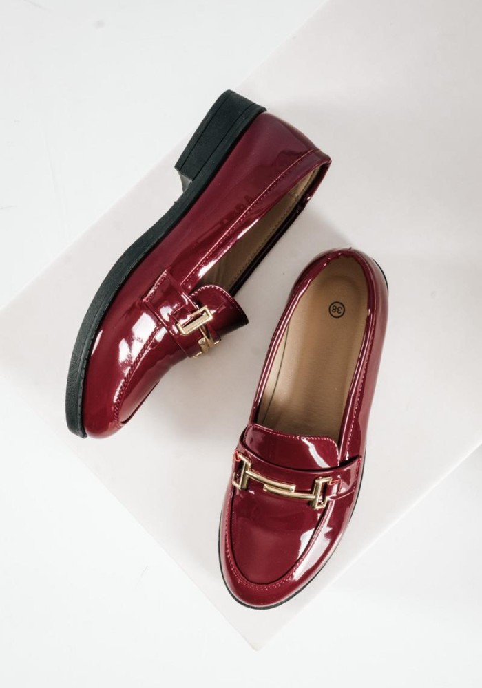 Στυλάτα loafers από λουστρίνι, με λεπτομέρεια χρυσής μεταλλικής αγκράφας ΜΠΟΡΝΤΩ