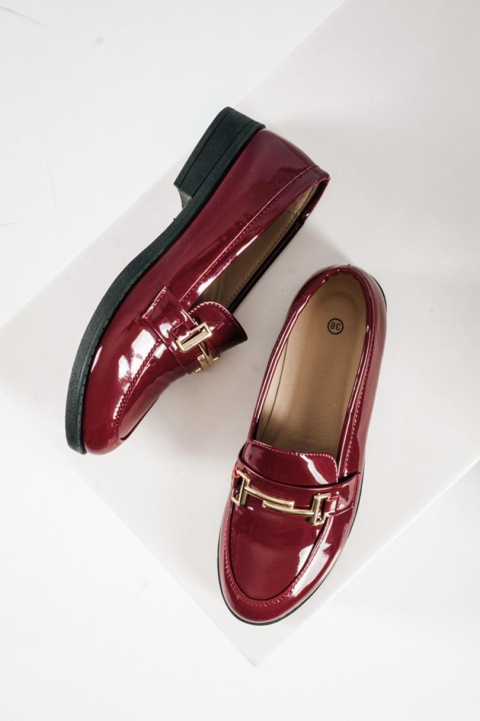 Στυλάτα loafers από λουστρίνι, με λεπτομέρεια χρυσής μεταλλικής αγκράφας ΜΠΟΡΝΤΩ