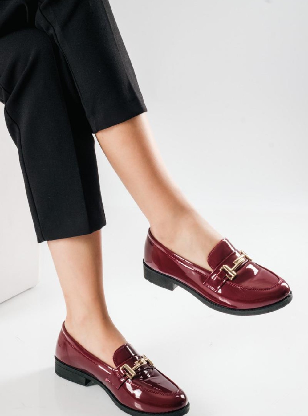 Στυλάτα loafers από λουστρίνι, με λεπτομέρεια χρυσής μεταλλικής αγκράφας ΜΠΟΡΝΤΩ Στυλάτα loafers από λουστρίνι, με λεπτομέρεια χρυσής μεταλλικής αγκράφας ΜΠΟΡΝΤΩ