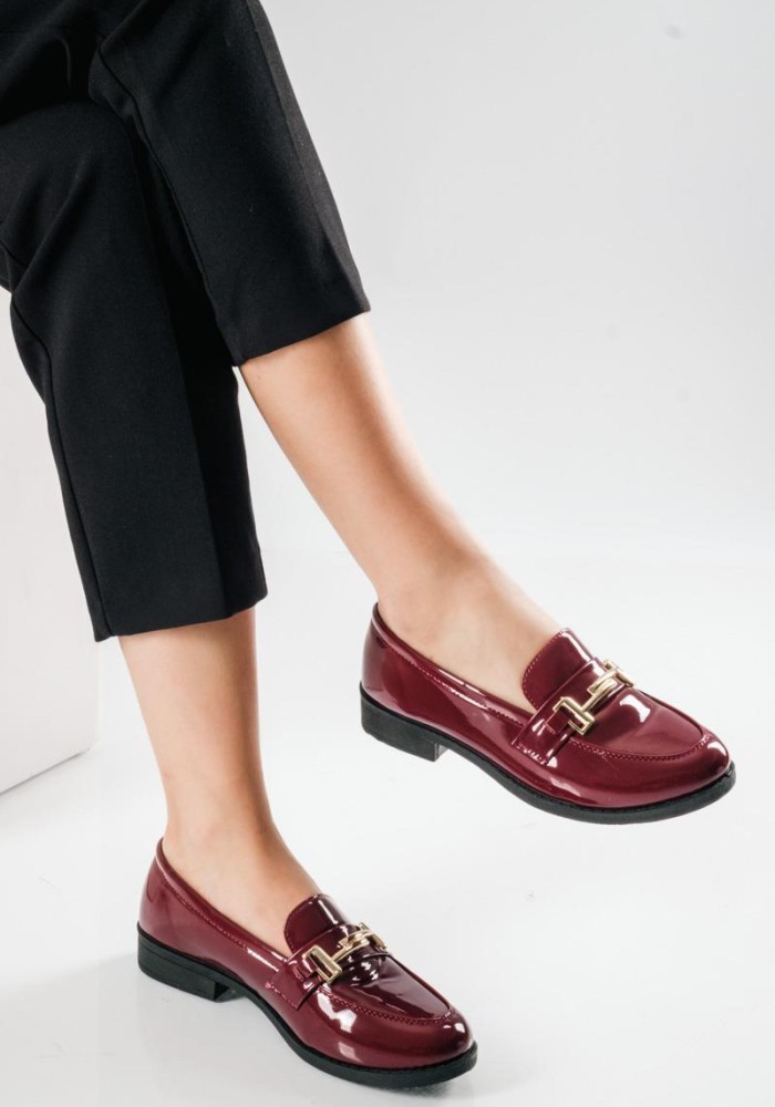 Στυλάτα loafers από λουστρίνι, με λεπτομέρεια χρυσής μεταλλικής αγκράφας ΜΠΟΡΝΤΩ