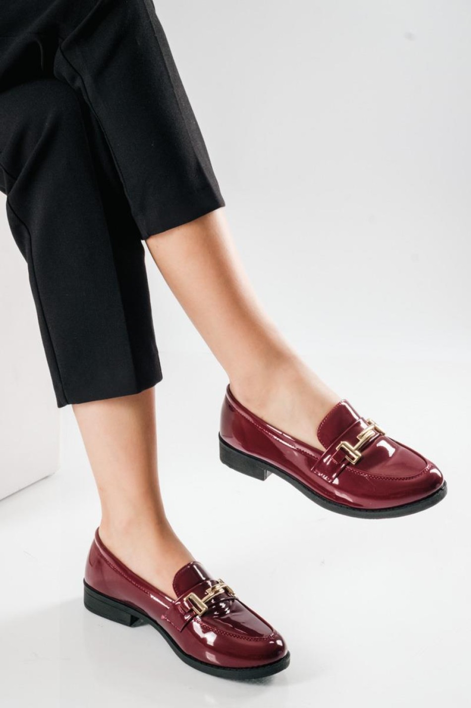 Στυλάτα loafers από λουστρίνι, με λεπτομέρεια χρυσής μεταλλικής αγκράφας ΜΠΟΡΝΤΩ
