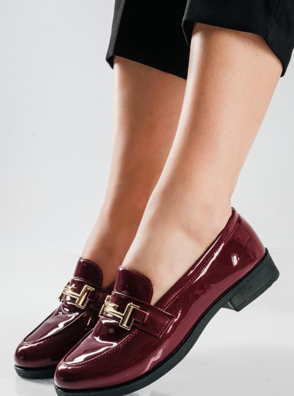 Στυλάτα loafers από λουστρίνι, με λεπτομέρεια χρυσής μεταλλικής αγκράφας ΜΠΟΡΝΤΩ Στυλάτα loafers από λουστρίνι, με λεπτομέρεια χρυσής μεταλλικής αγκράφας ΜΠΟΡΝΤΩ