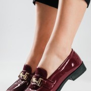 Στυλάτα loafers από λουστρίνι, με λεπτομέρεια χρυσής μεταλλικής αγκράφας ΜΠΟΡΝΤΩ Στυλάτα loafers από λουστρίνι, με λεπτομέρεια χρυσής μεταλλικής αγκράφας ΜΠΟΡΝΤΩ