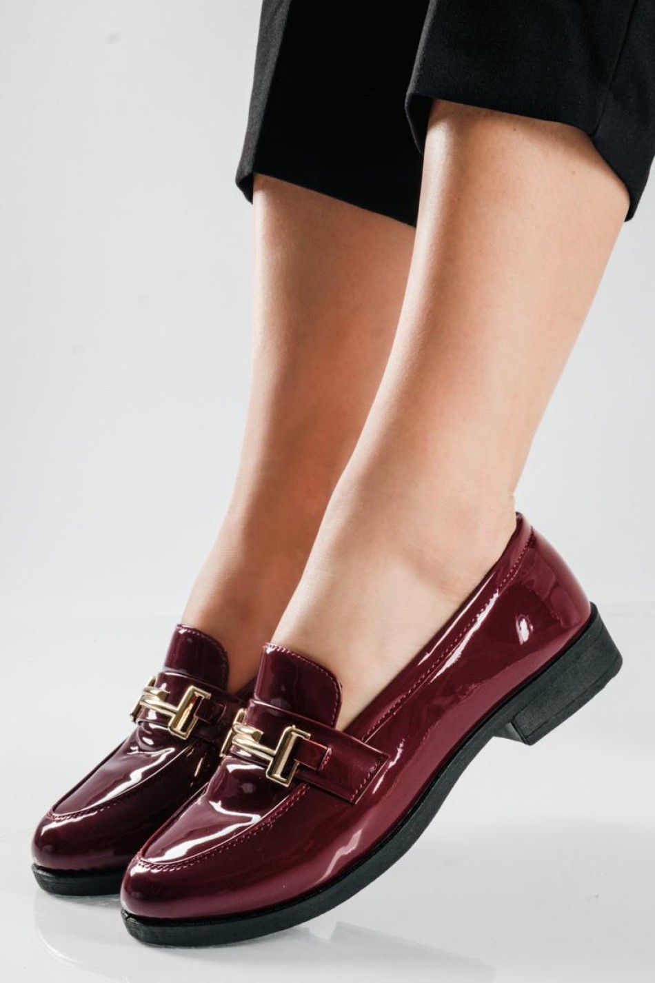 Στυλάτα loafers από λουστρίνι, με λεπτομέρεια χρυσής μεταλλικής αγκράφας ΜΠΟΡΝΤΩ Στυλάτα loafers από λουστρίνι, με λεπτομέρεια χρυσής μεταλλικής αγκράφας ΜΠΟΡΝΤΩ