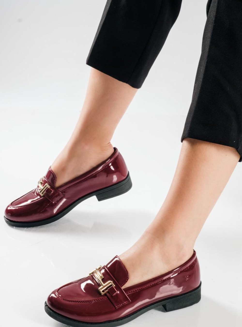 Στυλάτα loafers από λουστρίνι, με λεπτομέρεια χρυσής μεταλλικής αγκράφας ΜΠΟΡΝΤΩ Στυλάτα loafers από λουστρίνι, με λεπτομέρεια χρυσής μεταλλικής αγκράφας ΜΠΟΡΝΤΩ