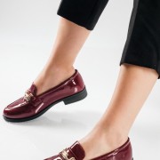 Στυλάτα loafers από λουστρίνι, με λεπτομέρεια χρυσής μεταλλικής αγκράφας ΜΠΟΡΝΤΩ Στυλάτα loafers από λουστρίνι, με λεπτομέρεια χρυσής μεταλλικής αγκράφας ΜΠΟΡΝΤΩ