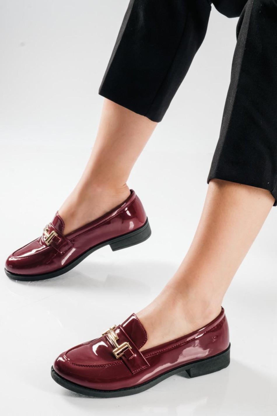 Στυλάτα loafers από λουστρίνι, με λεπτομέρεια χρυσής μεταλλικής αγκράφας ΜΠΟΡΝΤΩ Στυλάτα loafers από λουστρίνι, με λεπτομέρεια χρυσής μεταλλικής αγκράφας ΜΠΟΡΝΤΩ