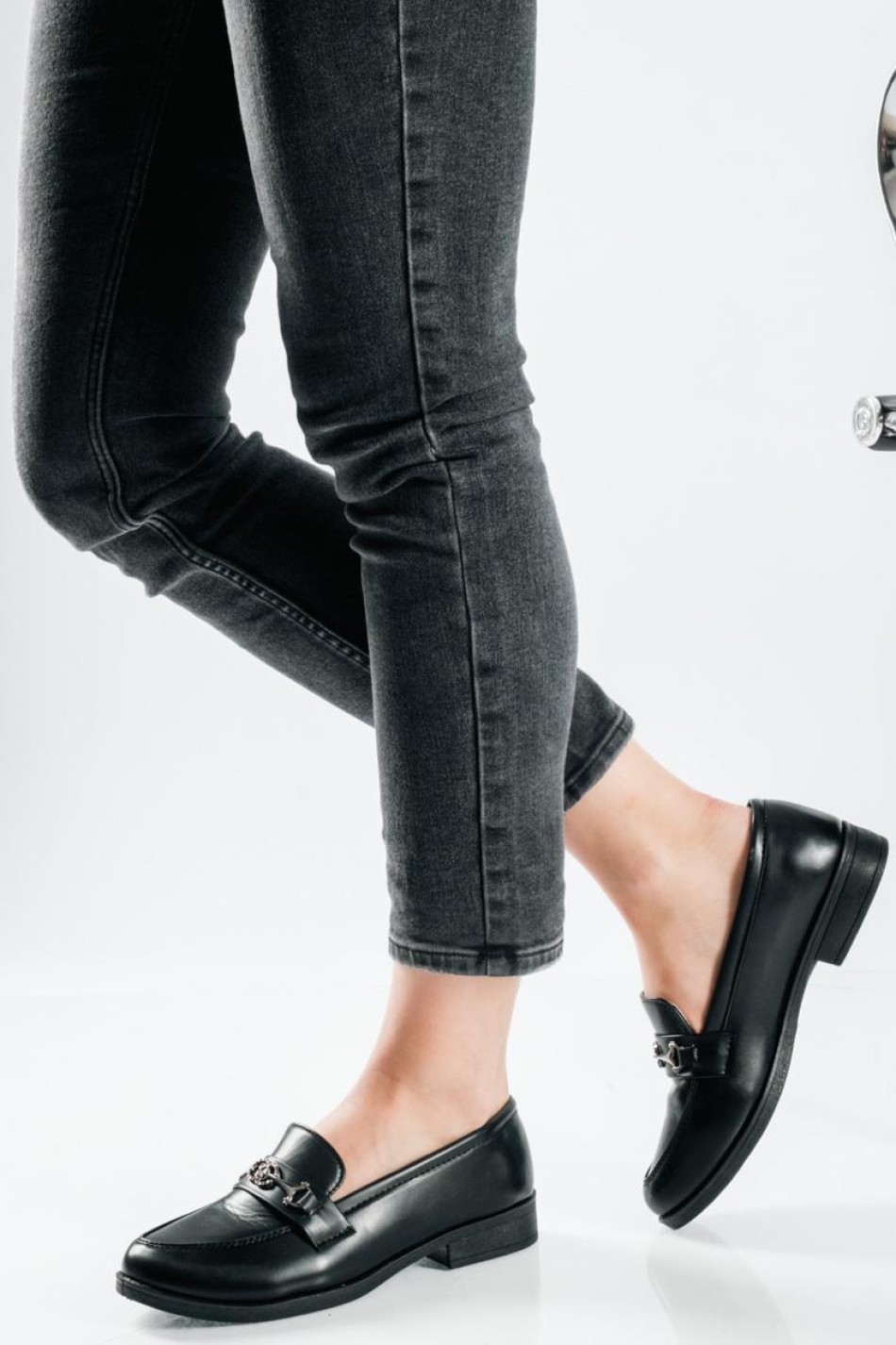 All day flat loafer με διακριτική αγκράφα και minimal γραμμή ΜΑΥΡΟ