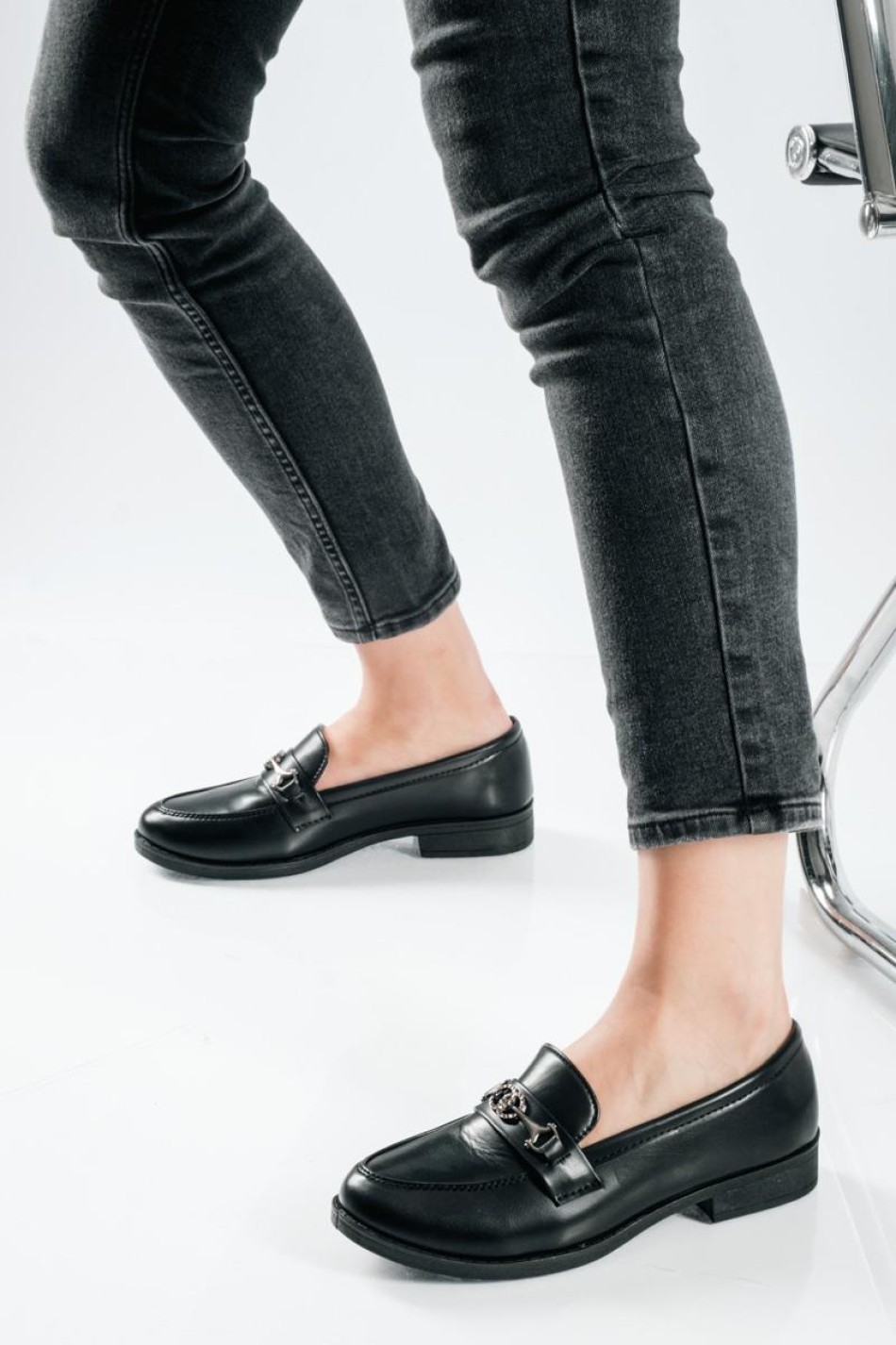 All day flat loafer με διακριτική αγκράφα και minimal γραμμή ΜΑΥΡΟ