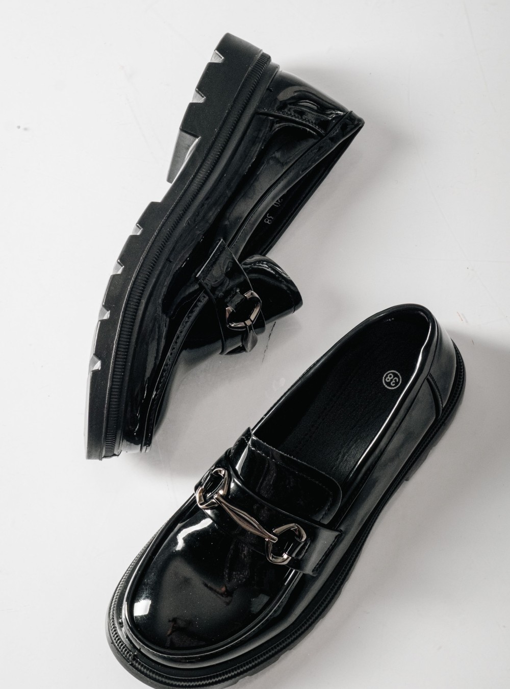 Λουστρίνι loafers με διακοσμητική μεταλλική αγκράφα ΜΑΥΡΟ