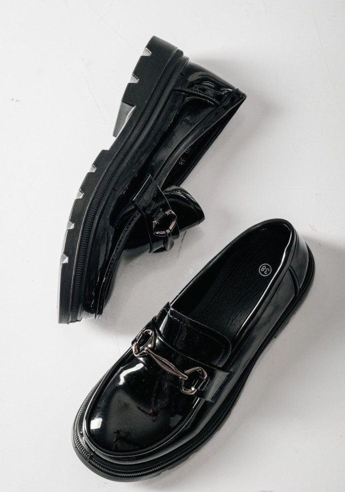 Λουστρίνι loafers με διακοσμητική μεταλλική αγκράφα ΜΑΥΡΟ