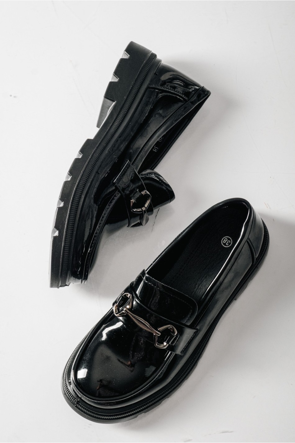 Λουστρίνι loafers με διακοσμητική μεταλλική αγκράφα ΜΑΥΡΟ