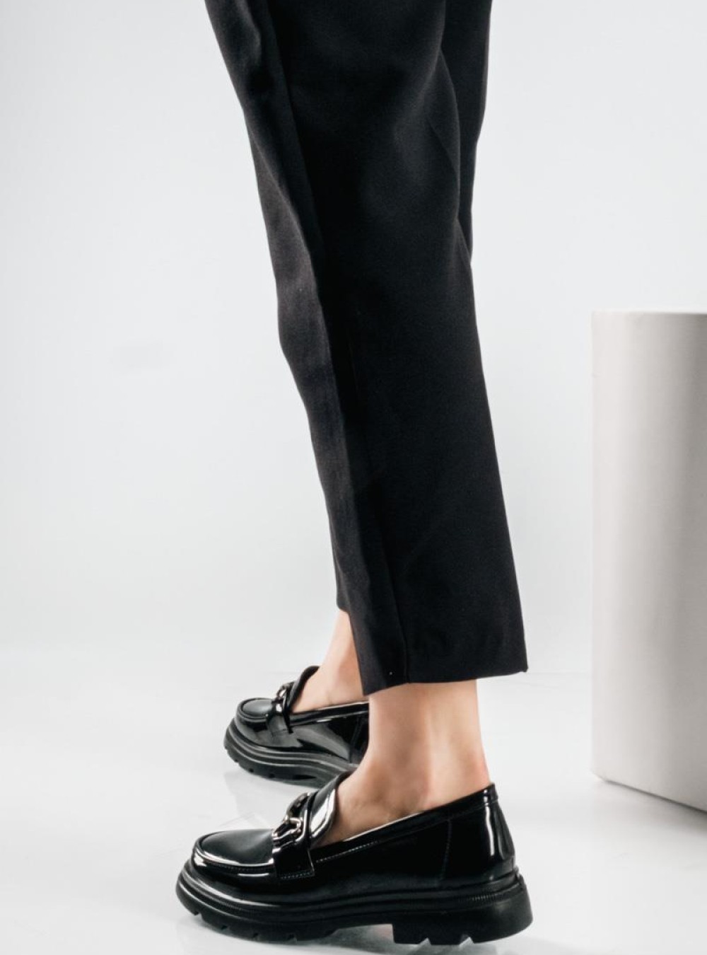 Λουστρίνι loafers με διακοσμητική μεταλλική αγκράφα ΜΑΥΡΟ