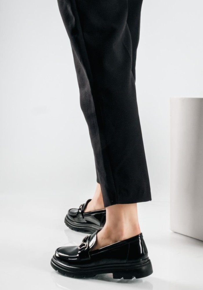 Λουστρίνι loafers με διακοσμητική μεταλλική αγκράφα ΜΑΥΡΟ