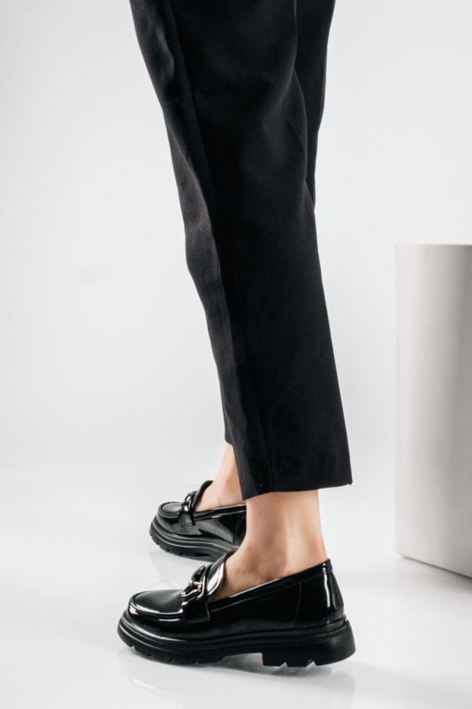 Λουστρίνι loafers με διακοσμητική μεταλλική αγκράφα ΜΑΥΡΟ