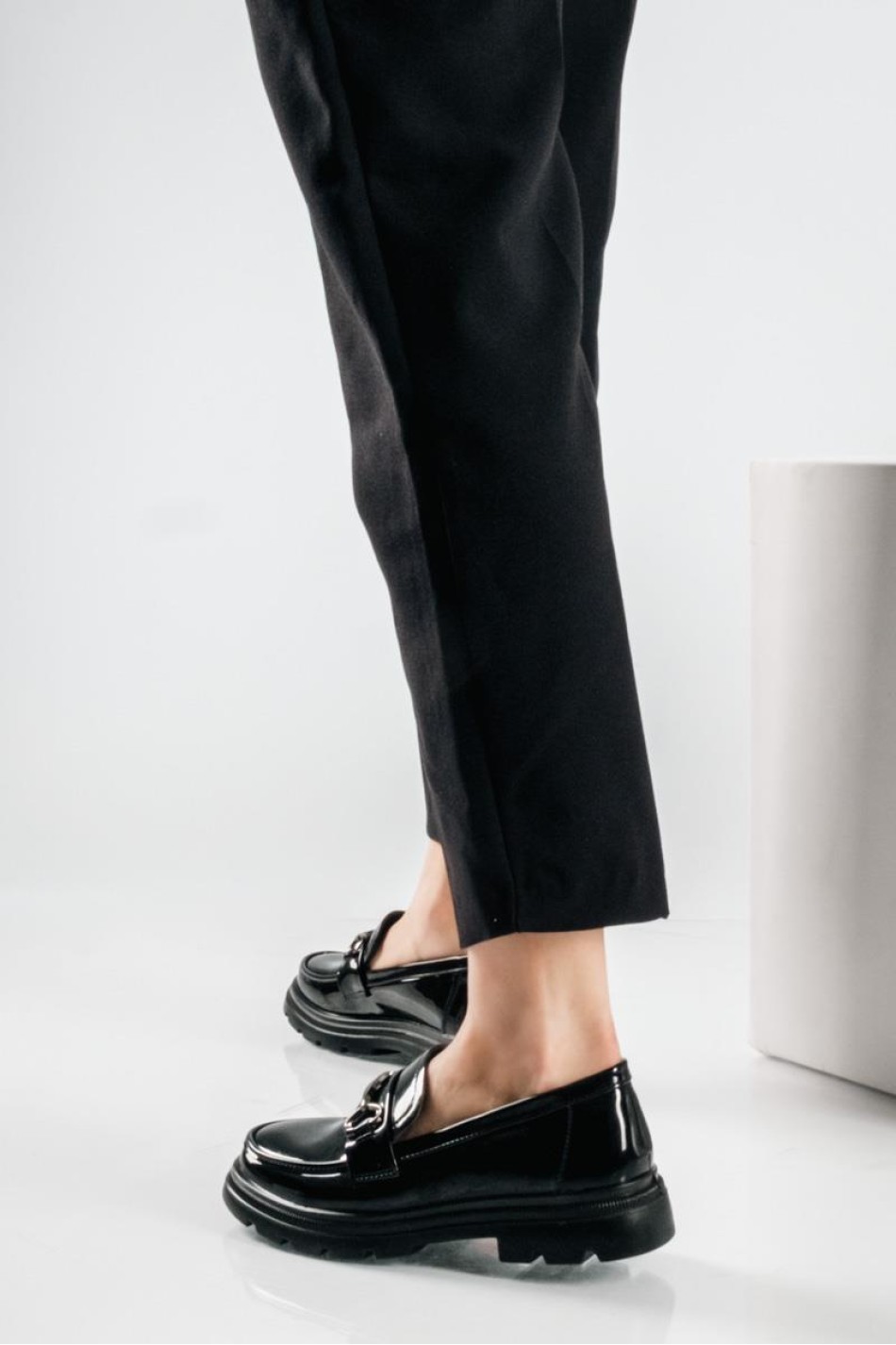Λουστρίνι loafers με διακοσμητική μεταλλική αγκράφα ΜΑΥΡΟ