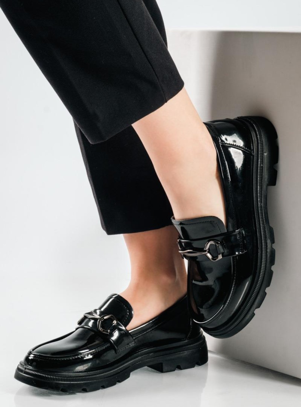 Λουστρίνι loafers με διακοσμητική μεταλλική αγκράφα ΜΑΥΡΟ