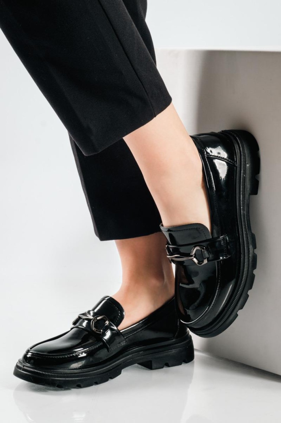 Λουστρίνι loafers με διακοσμητική μεταλλική αγκράφα ΜΑΥΡΟ Λουστρίνι loafers με διακοσμητική μεταλλική αγκράφα ΜΑΥΡΟ