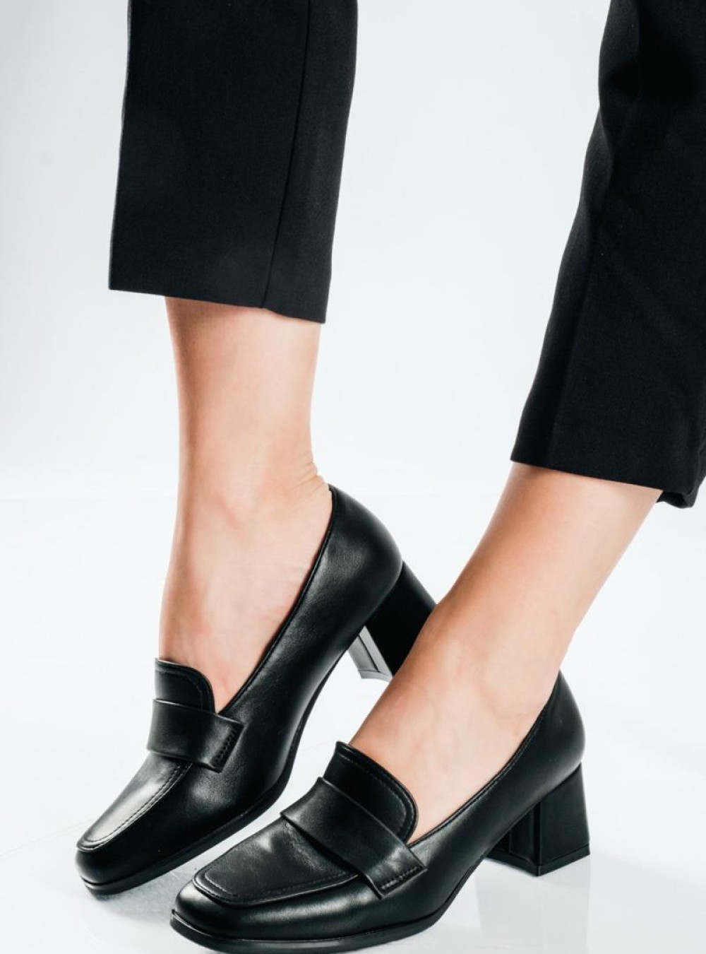 Basic γόβες με τετράγωνο τακούνι και καρέ μύτη ΜΑΥΡΟ Basic γόβες με τετράγωνο τακούνι και καρέ μύτη ΜΑΥΡΟ