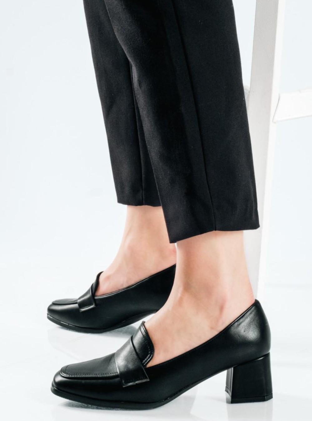 Basic γόβες με τετράγωνο τακούνι και καρέ μύτη ΜΑΥΡΟ Basic γόβες με τετράγωνο τακούνι και καρέ μύτη ΜΑΥΡΟ